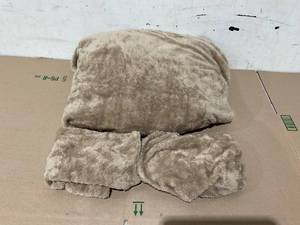 lot 315 image: 3 Piece Queen Size Comforter Set Tan