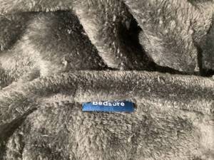 lot 473 image: Lot of 8 Bedsure Charcoal Fleece Blanket, Throw XL 50x70