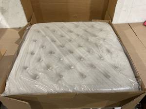 lot 106 image: 24KF Large Square Upholstered Tufted Button Velvet Ottoman Coffee Table