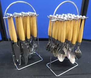 lot 21 image: RETRO GIBSON STAINLESS SILVERWARE SET