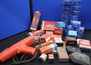 lot 24 image: MISC VINTAGE CAR PARTS AND TIMING LIGHT