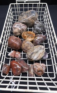 lot 26 image: AGATES