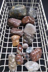 lot 28 image: AGATES