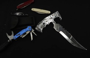 lot 129 image: KNIVES