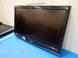 lot 21 image: Sharp&nbspAquos LC-32D64U TV  32 screen with 1920 x 1080 Resolution  Includes power cable 