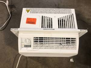 8000 BTU Window Air Conditioner  Customer Returns See Pictures