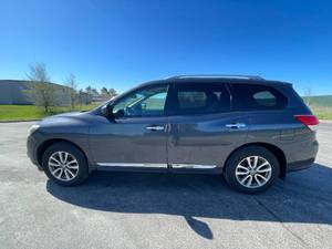 2014 Nissan Pathfinder SL - 4X4