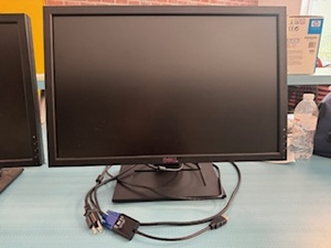 lot 136 image: Trio of Dell Monitors, 2 - 22 and 1 - 24