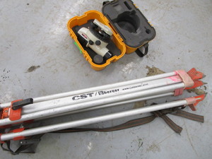 lot 108 image: Futura Site Level & Tripod