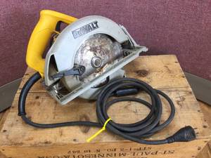 lot 7 image: Dewalt DW368 Circular Saw