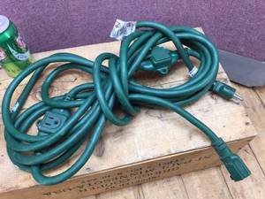 lot 27 image: 25ft Heavier Electratrac 14 AWG Ext. Cord With Extra Parts