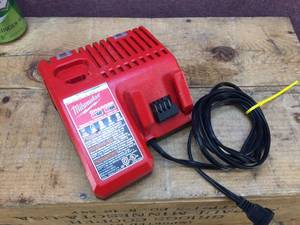 lot 51 image: Milwaukee M12-M18 Battery Charger - Works