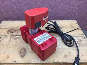 lot 78 image: Milwaukee 12V Battery with Charger