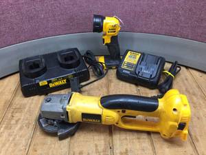 lot 119 image: Dewalt Cordless Grinder & Flashlight