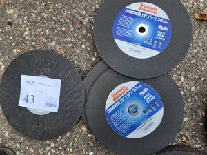 lot 43 image: Lot of (10) Virginia Abrasives Concrete Saw BladesDiscs 12x18x20mm