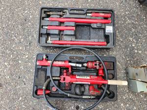 lot 46 image: Banner 4-Ton Hydraulic Dent Puller with Case