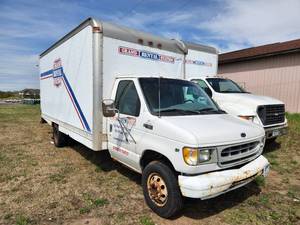 lot 3 image: 1999 Ford E-450 Super Duty 17ft Box Truck
