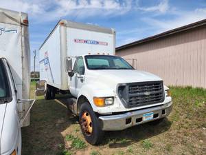 lot 2 image: 2000 Ford F-650 Super Duty Diesel 24ft Box Truck