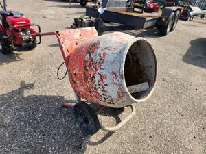 lot 15 image: Cement Mixer  Wheeled