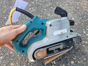 lot 28 image: Makita Belt Sander 4x24 9403