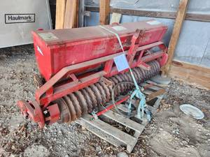 lot 26 image: Seeder