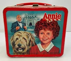 lot 42 image: 1981 Embossed Annie  Metal Aladdin Lunch Box (NO Thermos)