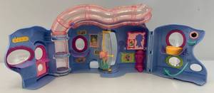 lot 75 image: Vintage Littlest Pet Shop Lovin Pet Playhouse