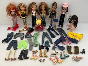 lot 140 image: Misc. Vintage Bratz Dolls