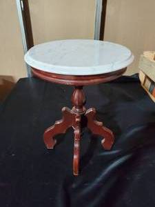 lot 104 image: Elegant Kimball Marble Topped Wooden Side Table