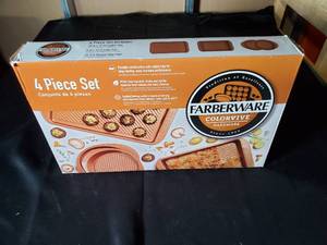 lot 126 image: Farberware Colorvive 4-Piece Nonstick Bakeware Set