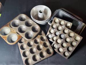 lot 146 image: Vintage Baking Pan Collection - Muffin Tins, Bundt Cake & Loaf Pans