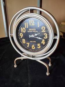 lot 160 image: Vintage Grand Central Station Desk Clock