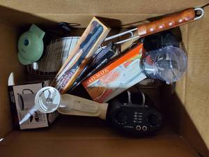 lot 165 image: Assorted Kitchen Gadget Collection - Includes Vintage Pieces