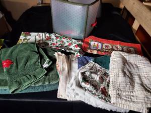 lot 174 image: Christmas Themed Towels and Tea Towels Set with Decorative Storage Case