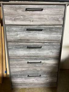 lot 3 image: Sturdy Grey Finish Dresser - Part of Bedroom Set