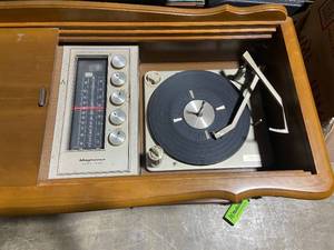 lot 14 image: Vintage Magnavox Astro-Sonic Stereo Console with Record Player and Speakers