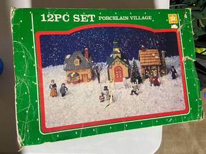 lot 91 image: 12-Piece Porcelain Christmas Village Set