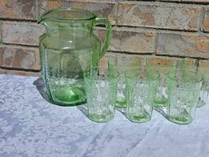 lot 56 image: Vintage Anchor Hocking Green Depression Pitcher & Glasses