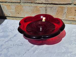 lot 36 image: Beautiful Swedish Glass Ruby Dish RYD