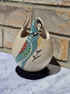 lot 38 image: Mata Ortiz Hand Coiled Parot Pott