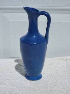lot 110 image: Elegant Vintage Handled Ceramic Vase - Blue