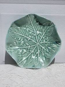 lot 105 image: Hawaiian Studio Art Ceramic Leaf Plate