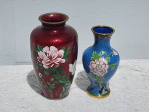 lot 104 image: Vintage Japanese Enameled Vase Pair