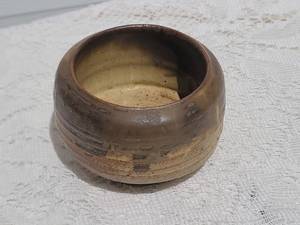 lot 101 image: Handthrown Studio Art Pottery Bowl