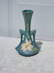 lot 91 image: Stunning Vintage Roseville Pottery - Blue  White Daisy Flower Vase