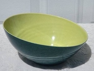 lot 86 image: Gorgeous Vintage Roselane California Pottery - Offset Rim Mixing Bowl