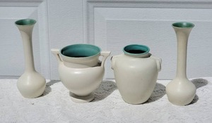 lot 85 image: Vintage Coors Goldenn Colorado Pottery - Cream  Blue Vase Collection - (4)