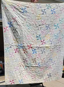 lot 122 image: Vintage Feed Sack Pin Wheel Pattern Quilt  77 x 64