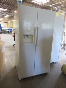 WHITE WESTINGHOUSE SIDE BY SIDE REFRIGERATOR W WATER AND ICE