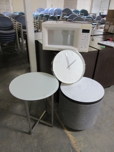SAMSUNG MICROWAVE WITH LOUNGE ACCESSORIES